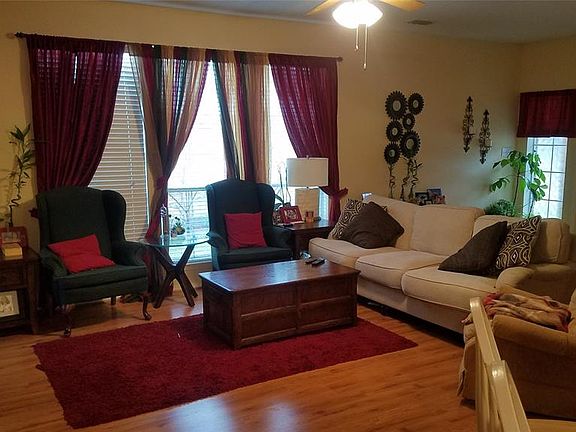 3rd image of 812 Saint Andrews Ct
