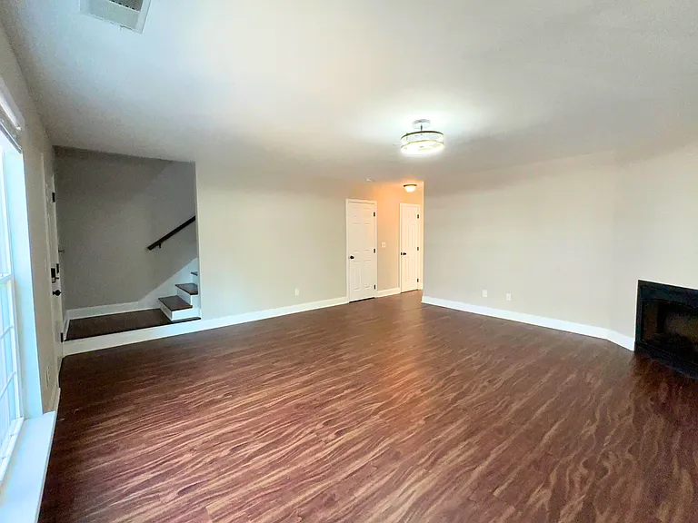 1126 Maple Tree Ln — Photo 5