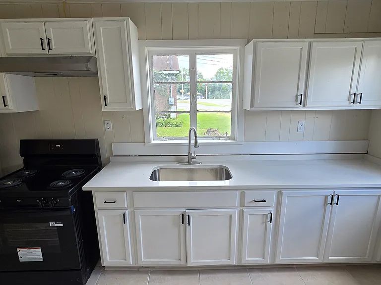 1638 Burton Ave — Photo 4