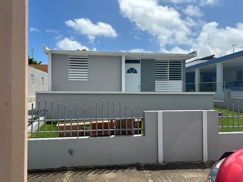 1st image of Urb Vista Azul Calle #22