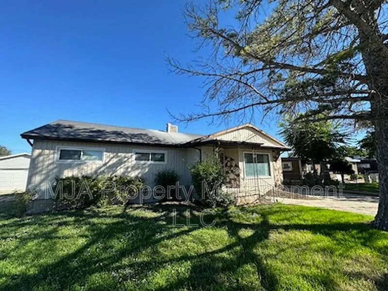 6 bed, 3.0 bath, 2914 sqft, $2,695 — Photo 4
