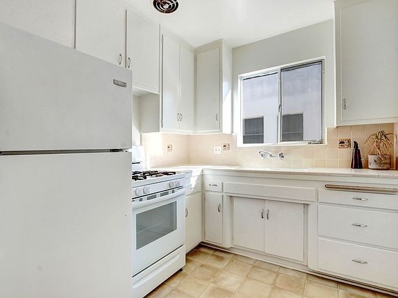 5th image of 907 S Holt Ave APT 5