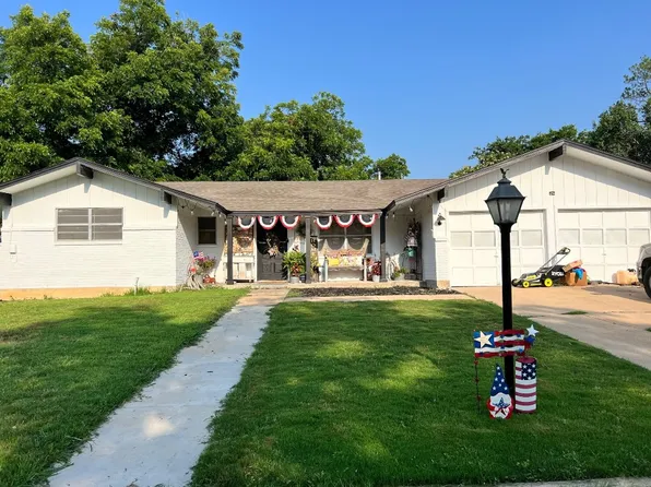 207 N Ervin St, Comanche, TX 76442