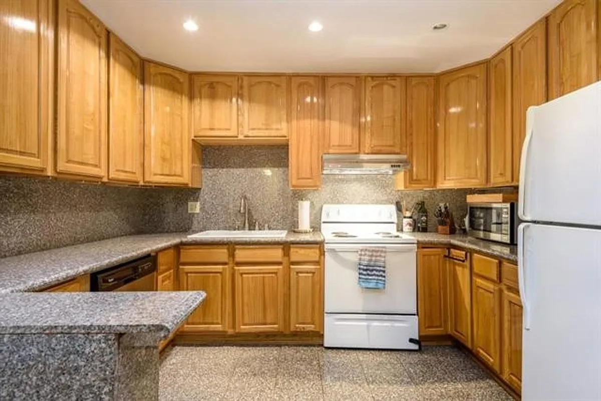 Building Photo - 1033 Crestview Dr #303