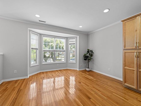 4th image of 6809 Middleboro Dr