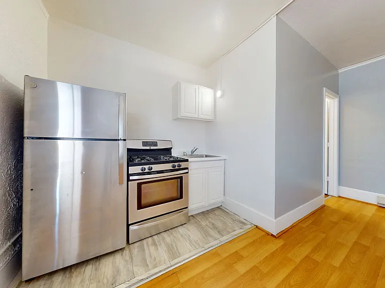 1607 2nd Ave - Studios: ONE MONTH FREE RENT!! — Photo 11