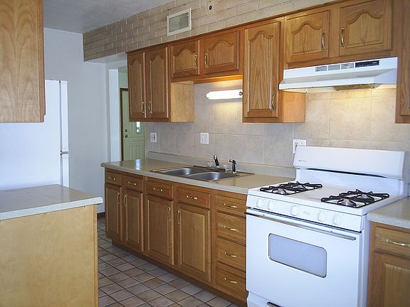 Recently Updated--Lots of Oak Cabinets!