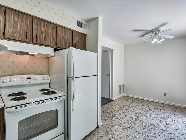 Colonial Terrace and Village Apartments — Photo 12