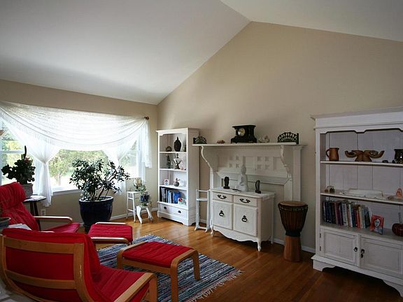 3rd image of 73 Ravine Dr