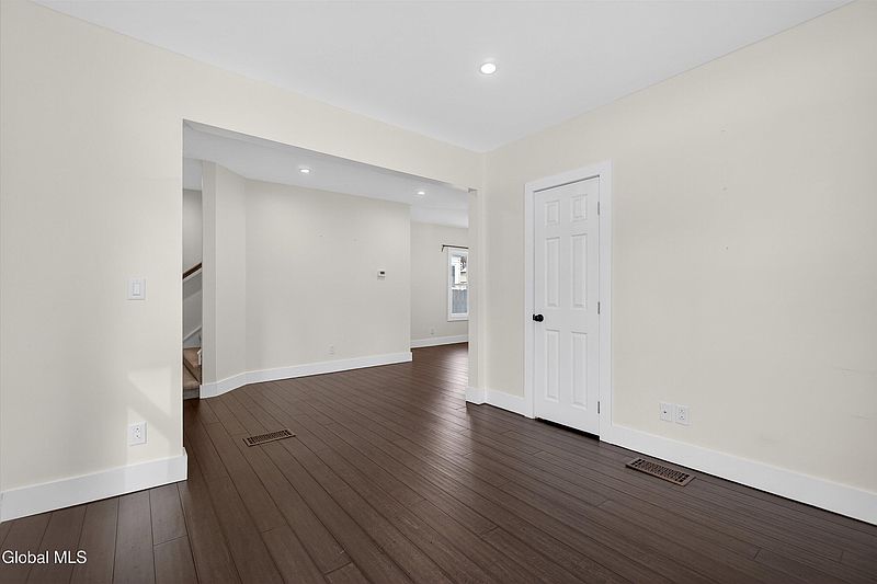 5th image of 17 Murdock Avenue