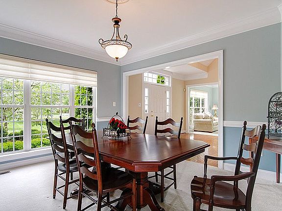 Elegant formal dining room w/chair rail