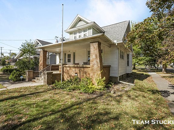 3rd image of 905 Walker Ave NW