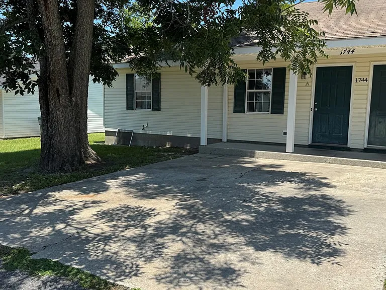1744A Poplar St — Photo 3