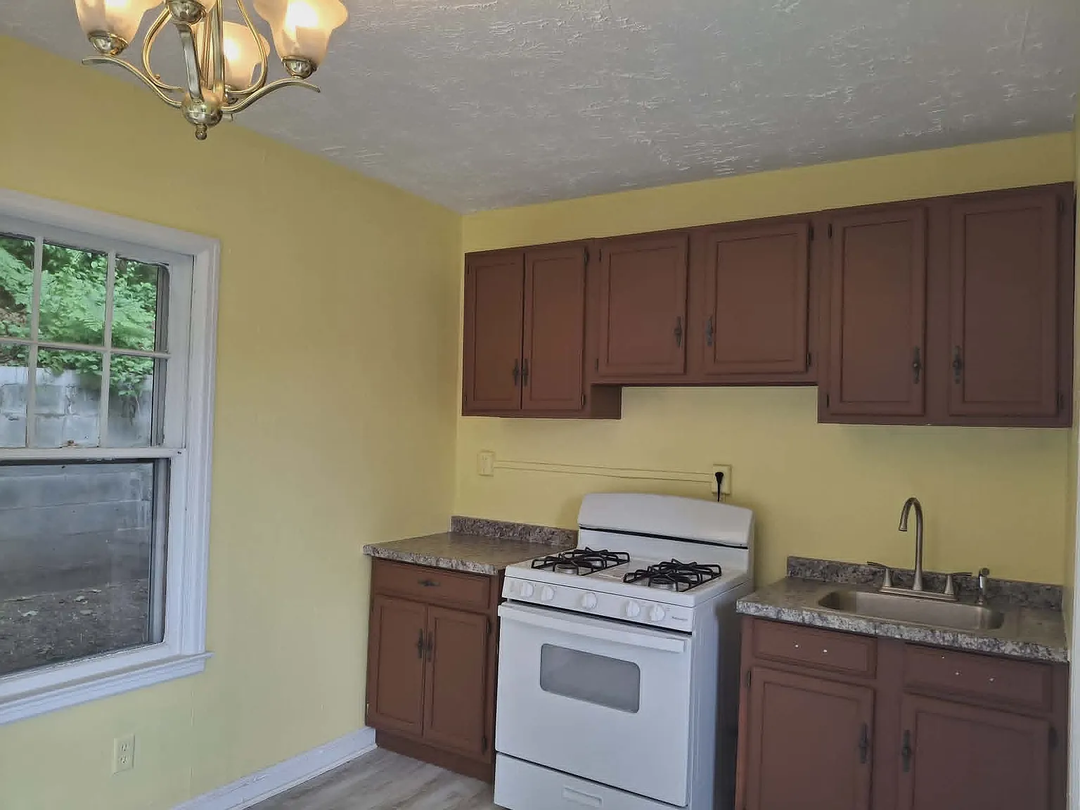 4 bed, 800 sqft, $2,400 — Photo 3