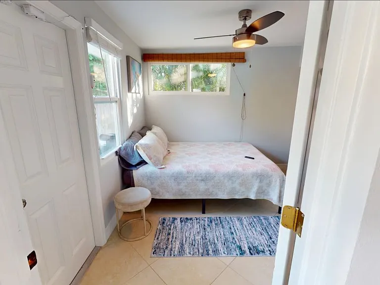 560 E Valley Dr — Photo 14