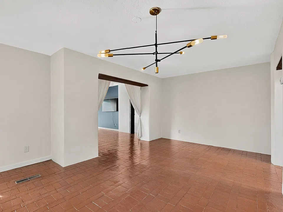 355 Calle Loma Norte