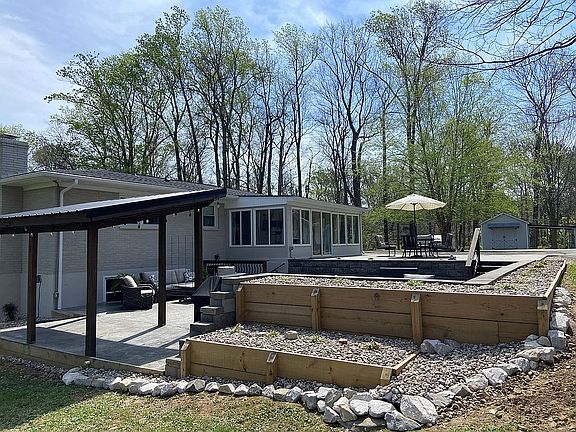 3rd image of 743 Georgetown Lanesville Rd
