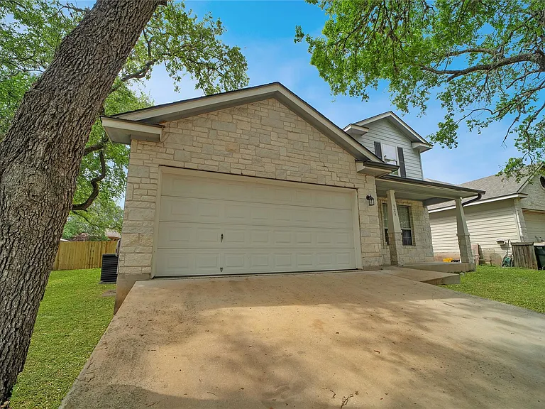 121 Park Ln — Photo 2