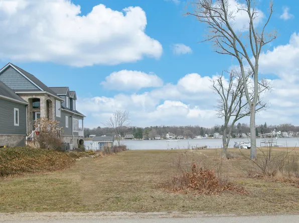68770 S Shore Dr, Edwardsburg, MI 49112