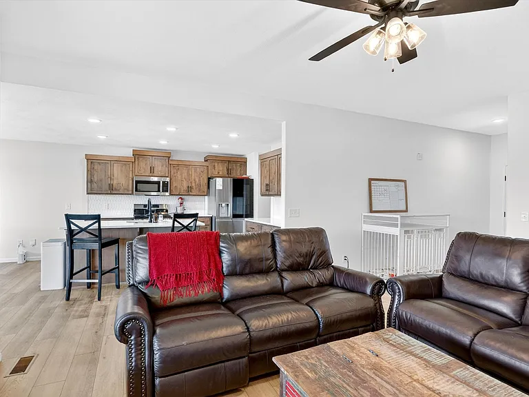 556 Spring Meadow Dr — Photo 30