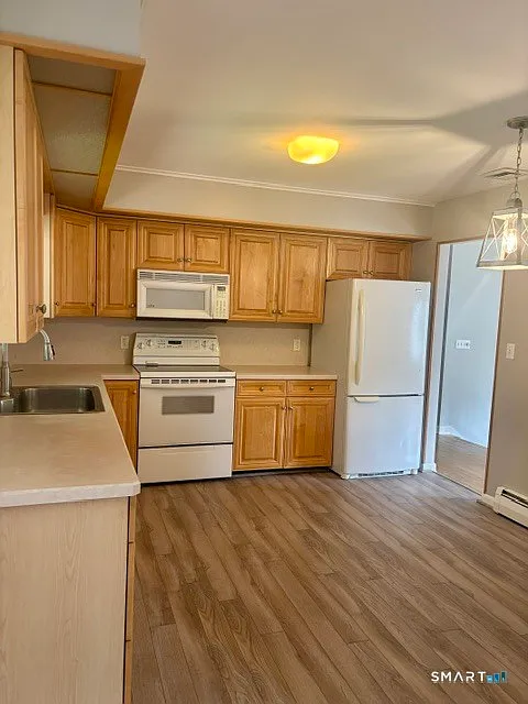 3 bed, 1.0 bath, 1584 sqft, $2,600 — Photo 4