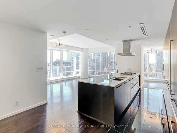 180 University Ave Unit 2001, Toronto, ON M5H 0A2