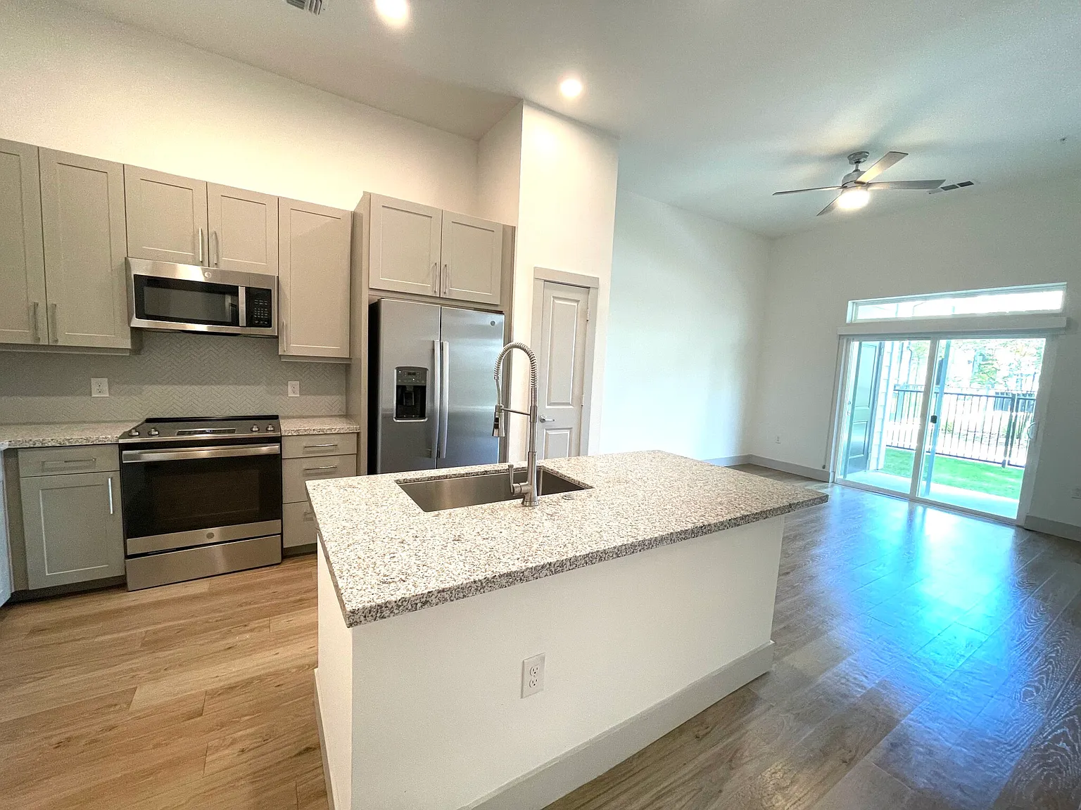 1 bed, 1.0 bath, 790 sqft, $999 — Photo 2