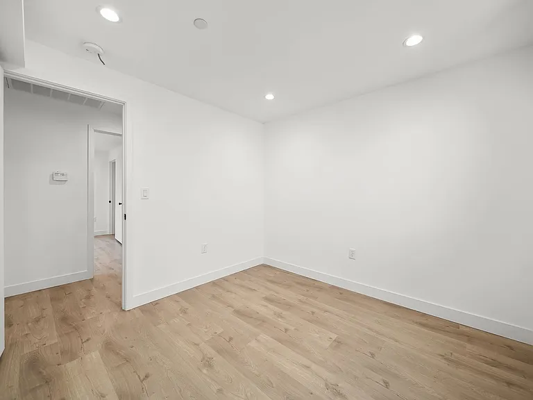 171 S Hoover St — Photo 22