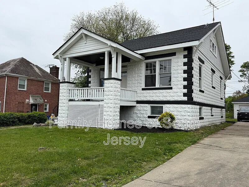 4 bed, 2.0 bath, 1650 sqft, $2,400 — Photo 2