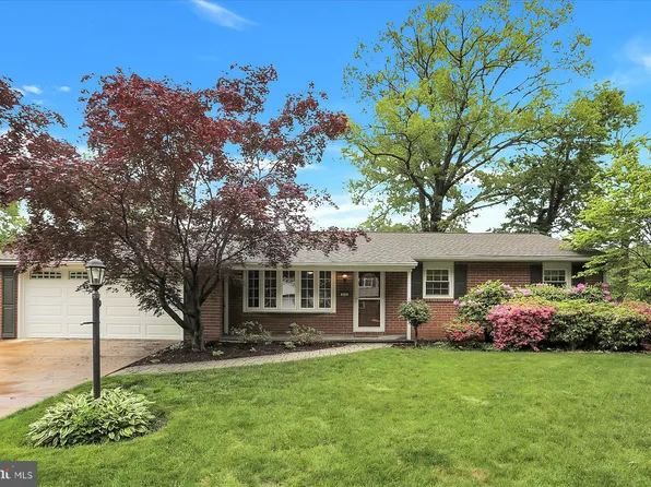 424 Lamp Post Ln, Camp Hill, PA 17011