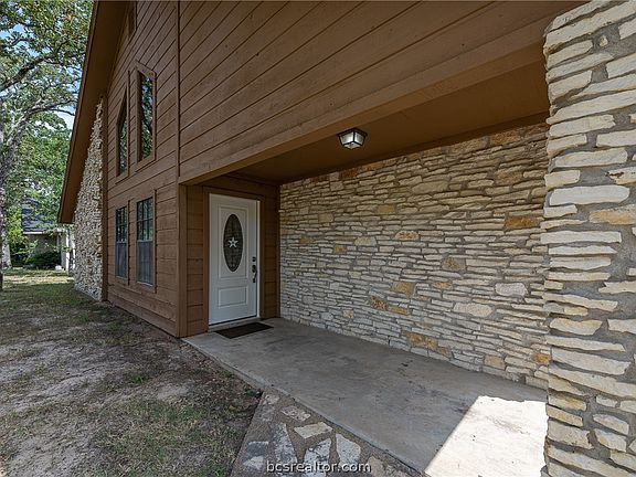 3rd image of 1215 Merry Oaks Dr