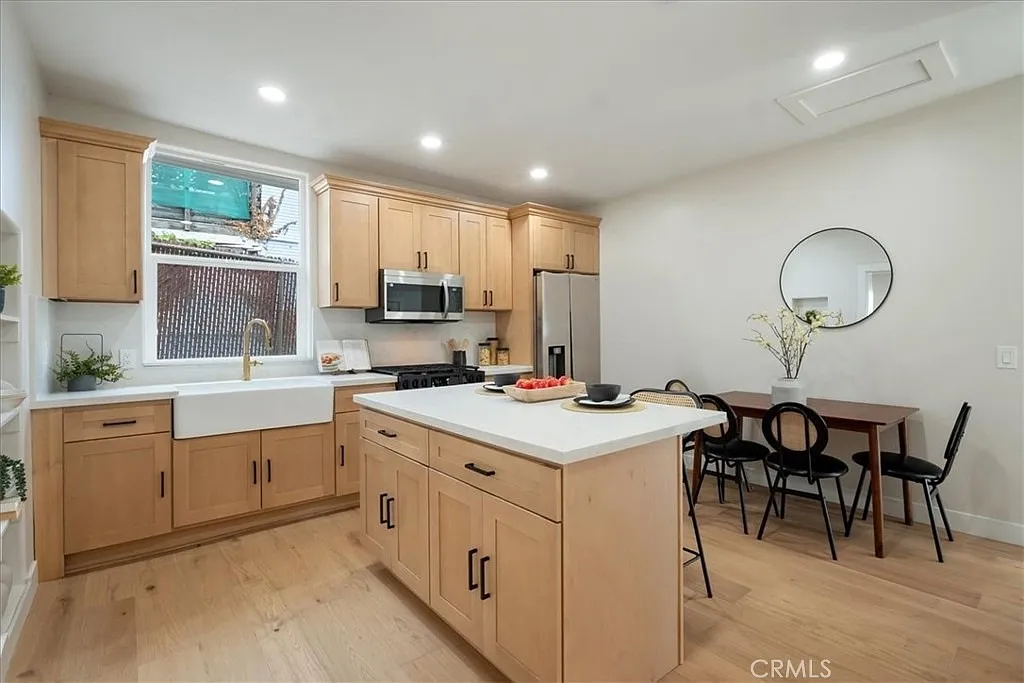3 bed, 784 sqft, $1,450 — Photo 3