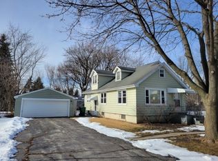 1050 Oakwood St, Gurnee, IL 60031