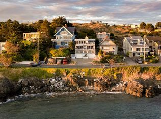 554 Beach Dr, Oak Bay, BC V8S 2M5