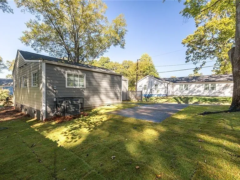 896 Oakland Dr SW — Photo 16