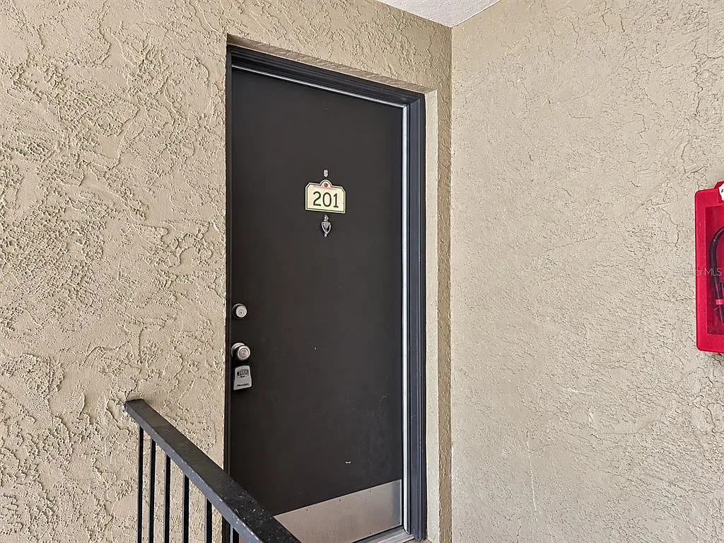 3 bed, 2.0 bath, 1080 sqft, $1,600 — Photo 2