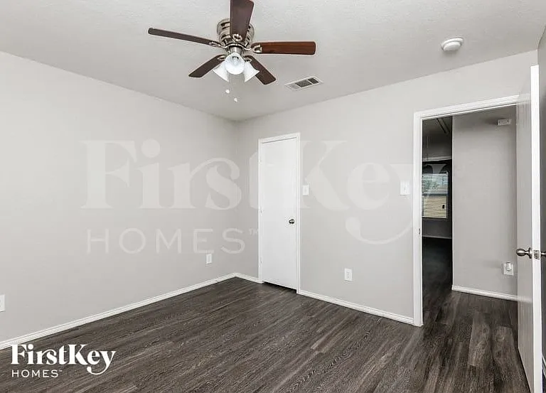 1604 Alcazar Plz — Photo 11