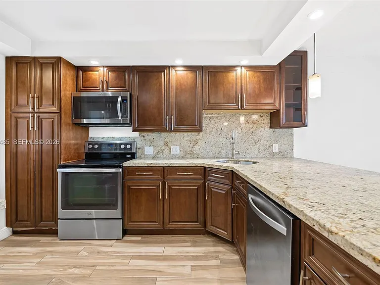 3050 N Palm Aire Dr #501 — Photo 7
