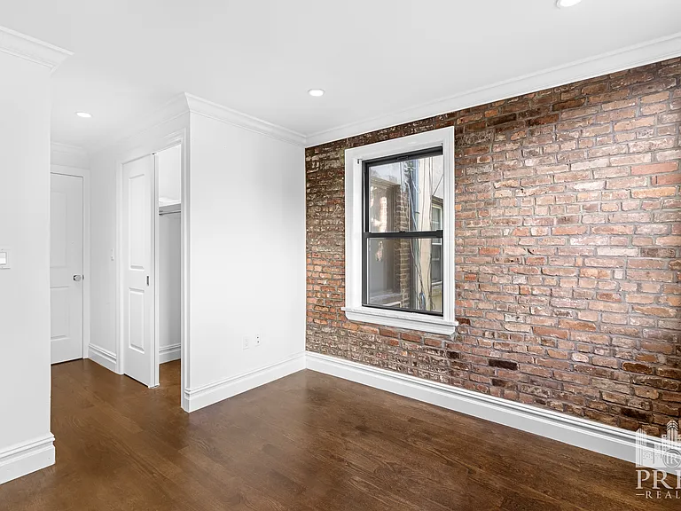 329 E 10th St #7 — Photo 2