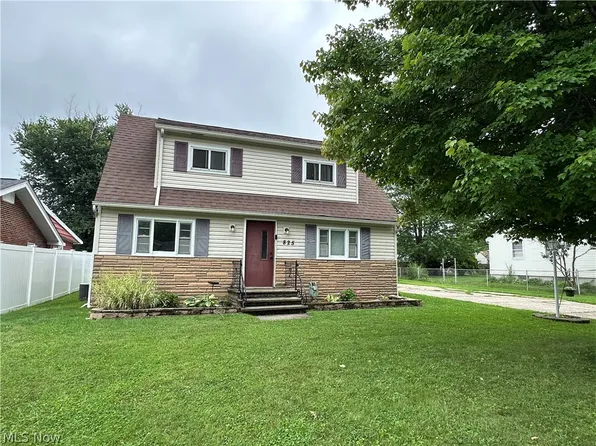 825 Lakewood Beach Dr, Sheffield Lake, OH 44054