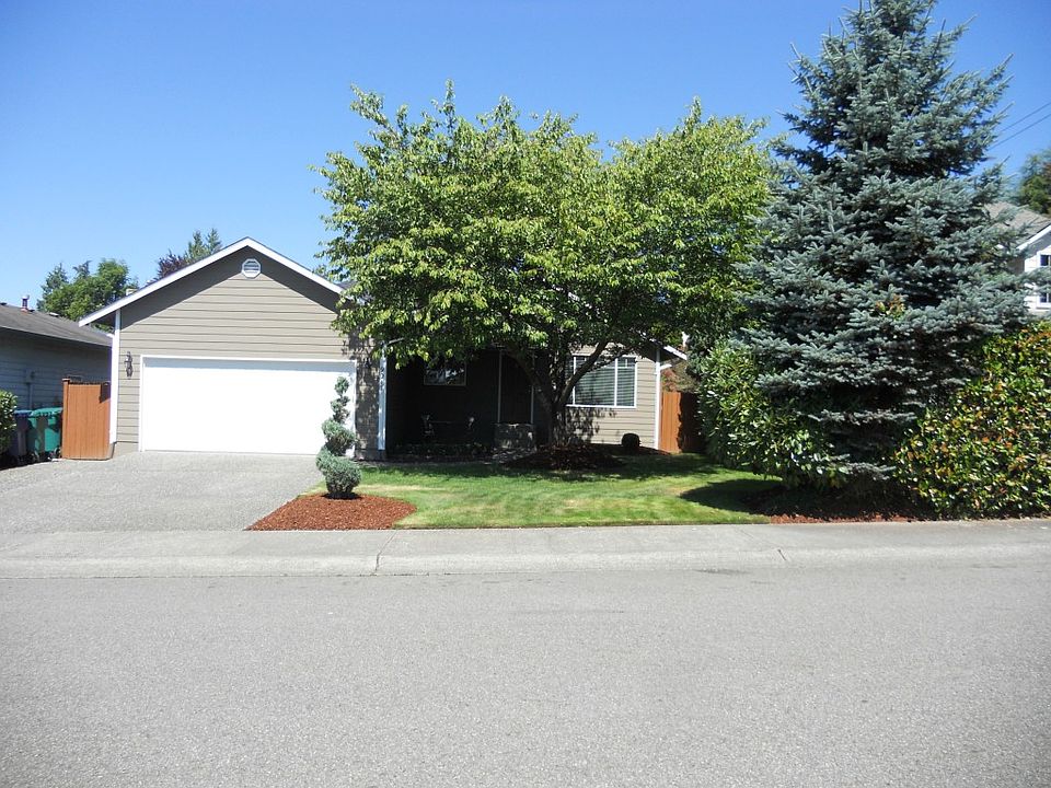 HOME IS LIKE BRAND NEW! COMES WITH 25 YR WARRANTY ON ROOF. 2 YEAR NEW HARDIPLANK SIDING. NEW CARPET,NEW TILE, NEW REFINISHED OAK FLOORING,AND 1 YEAR HOME WARRANTY TO PROTECT BUYER. BEAUTIFUL SPACIOUS DECK,AND MUCH MORE!