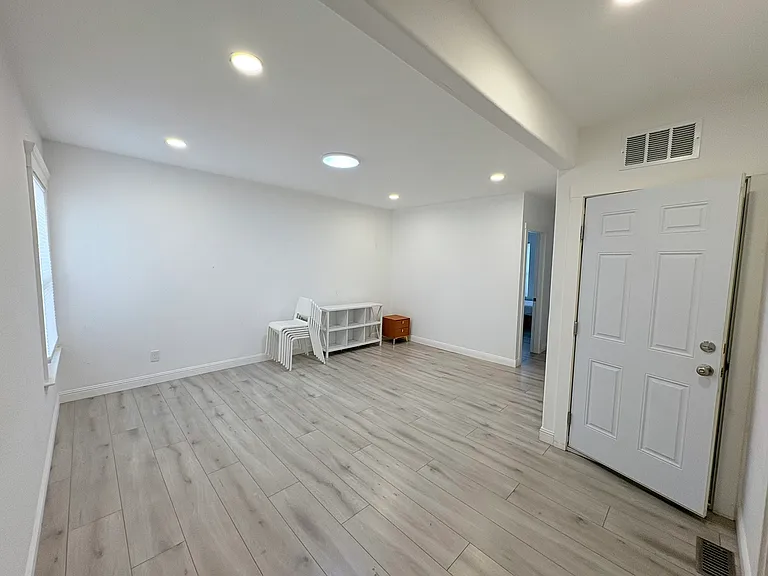 848 Girard St — Photo 5