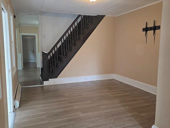 3rd image of 104 Thompson St