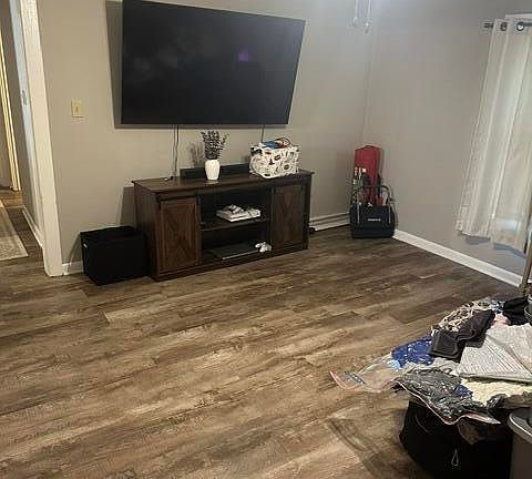 3rd image of 2105 Farris Rd