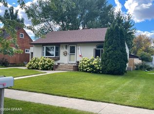 121 Park Ave S, Park River, ND 58270