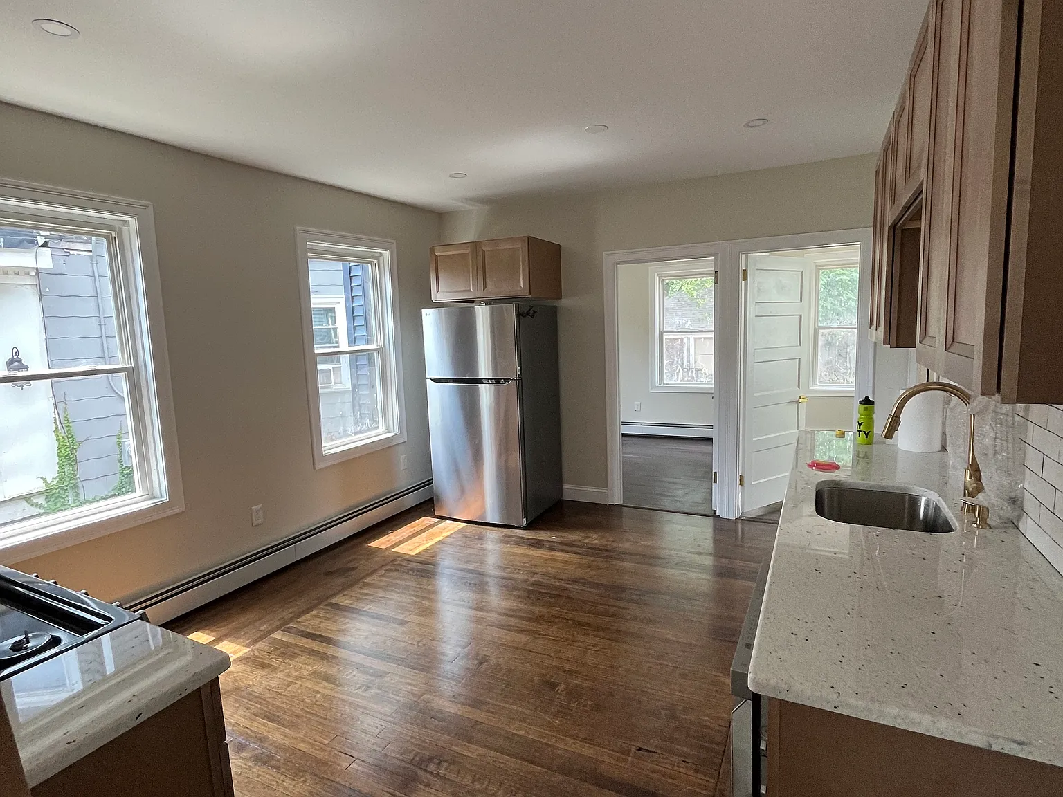 3 bed, 1024 sqft, $2,300 — Photo 3