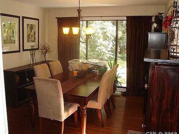 Breakfast area furnished