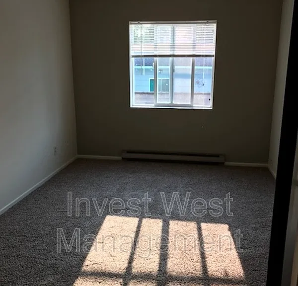 1944 Hudson St #11 — Photo 8