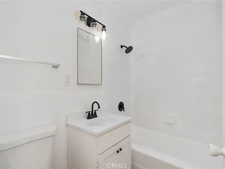 242 1/2 E 84th St #TOWNHOUSE — Photo 6