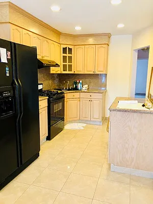 Rented by Zikos Realty Services | media 1